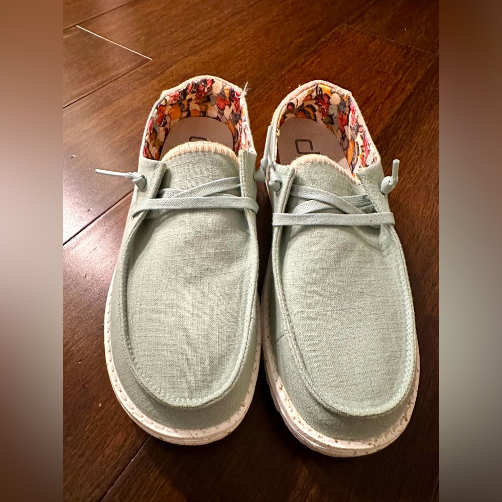 Hey Dude size 7 color: Gray